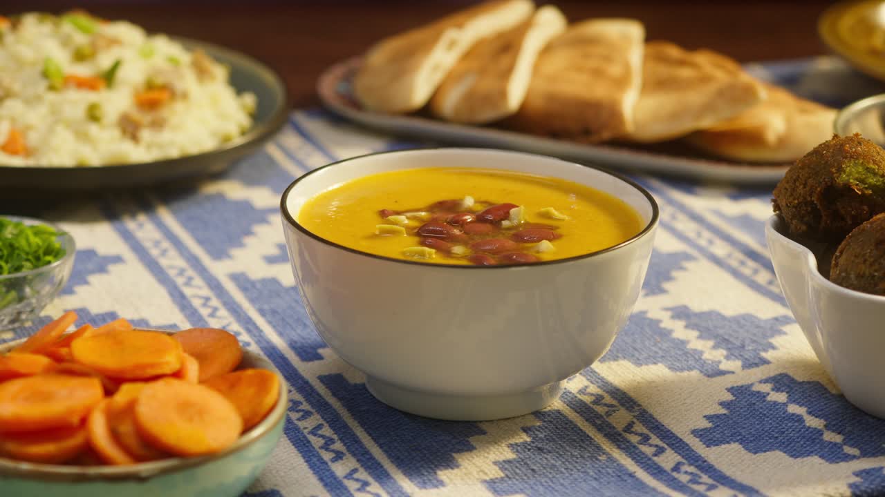 poner sopa de frijoles cocida en la mesa de cerca. cocina árabe. pita y bulgur, cuscús en el fondo. cultura tradicional de oriente medio. arroz delicioso con carne. concepto de comida casera