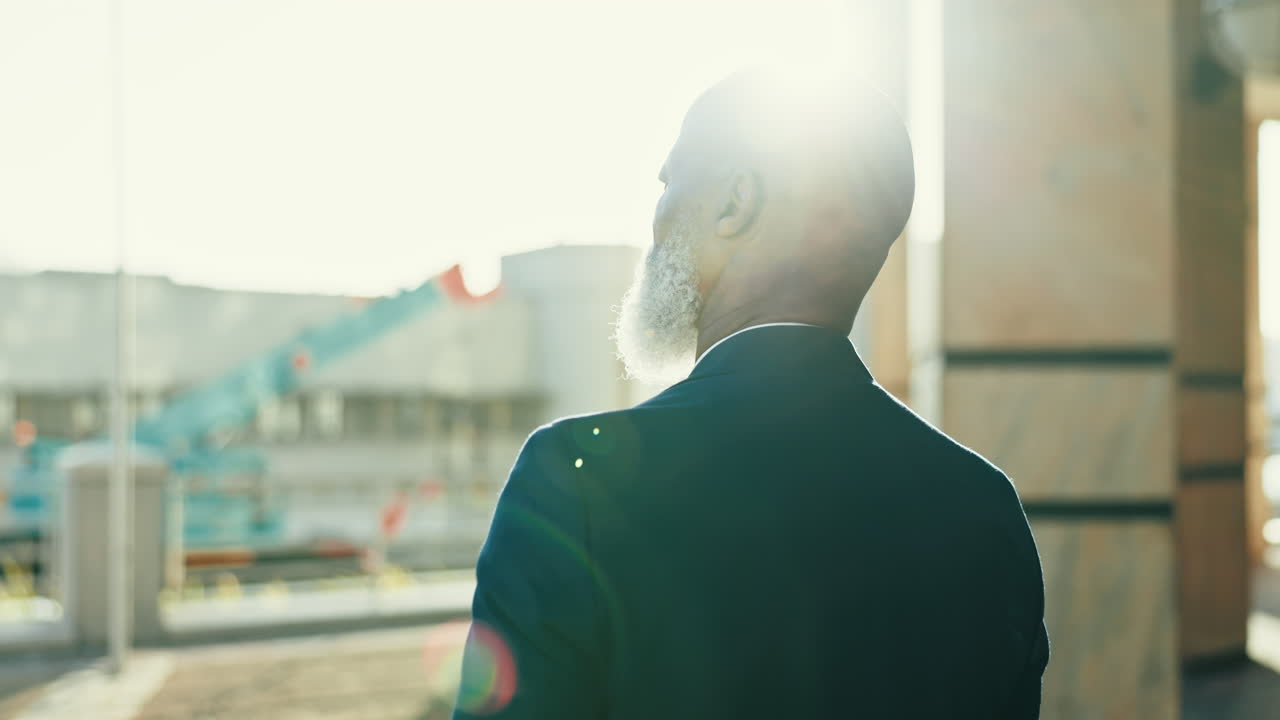 hombre negro, senior al aire libre y pensando con la carrera