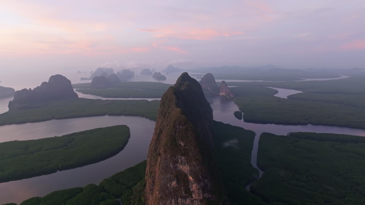 Cảnh quay bằng drone buổi sáng sương mù trên rừng ngập mặn và vách đá biển, Thái Lan