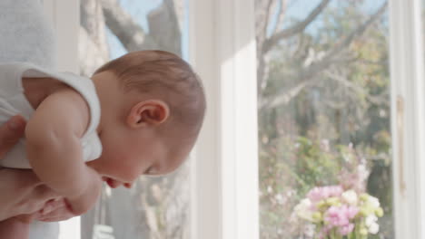 Madre-Sosteniendo-Al-Bebé-Calmando-A-Su-Hijo-Recién-Nacido-Mamá-Calmando-Suavemente-Al-Bebé-Disfrutando-De-La-Maternidad-En-Casa-4k