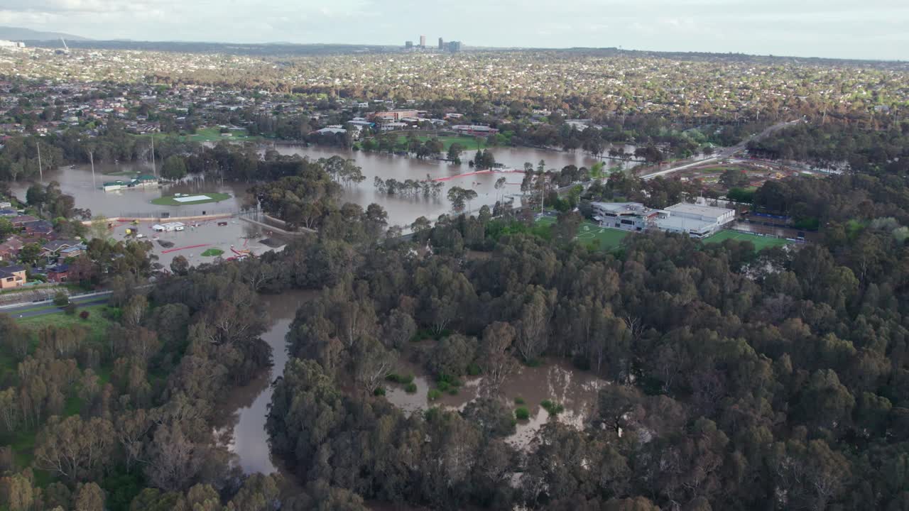vista de drones sobre el área de pisos de yarra y campos deportivos en bulleen, inundados con agua de inundación el 14 de octubre de 2022