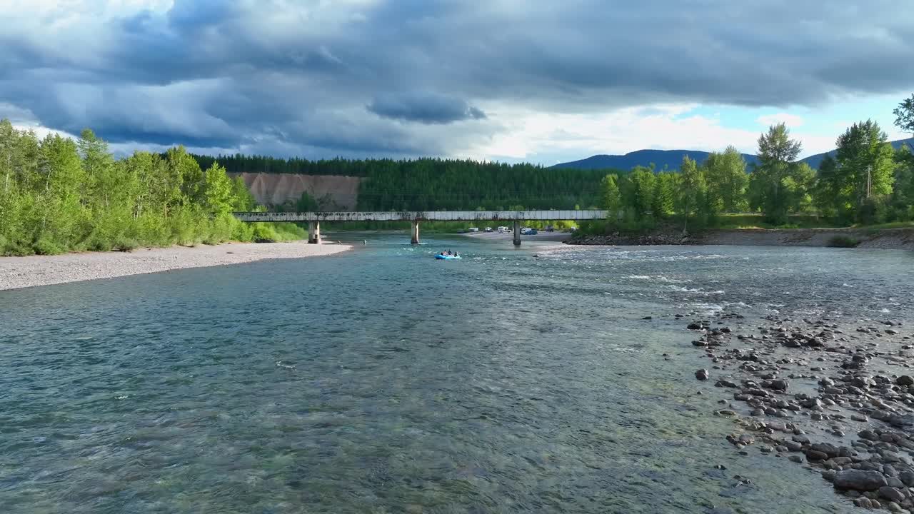 Lento Flathead-joen yllä melojien kanssa Middle Forkissa lähellä Glacierin kansallispuistoa Montanassa, USA:ssa