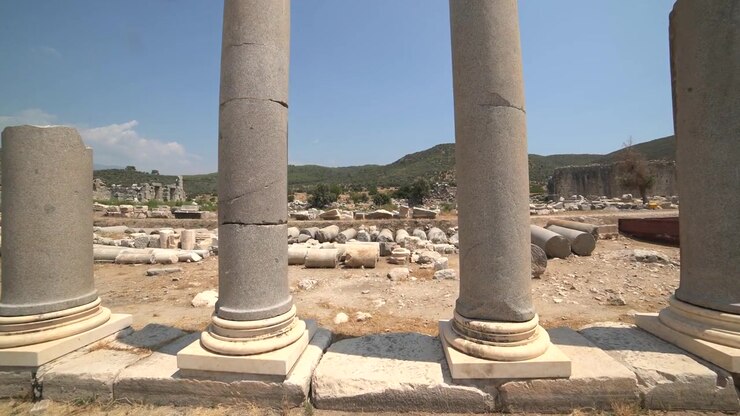 Antiche rovine romane e colonne cadute nel sito archeologico di Patara