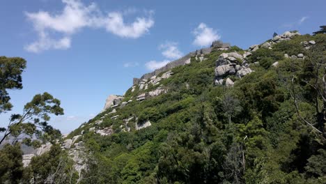 mirando hacia el castillo morisco en sintra, portugal en un día claro