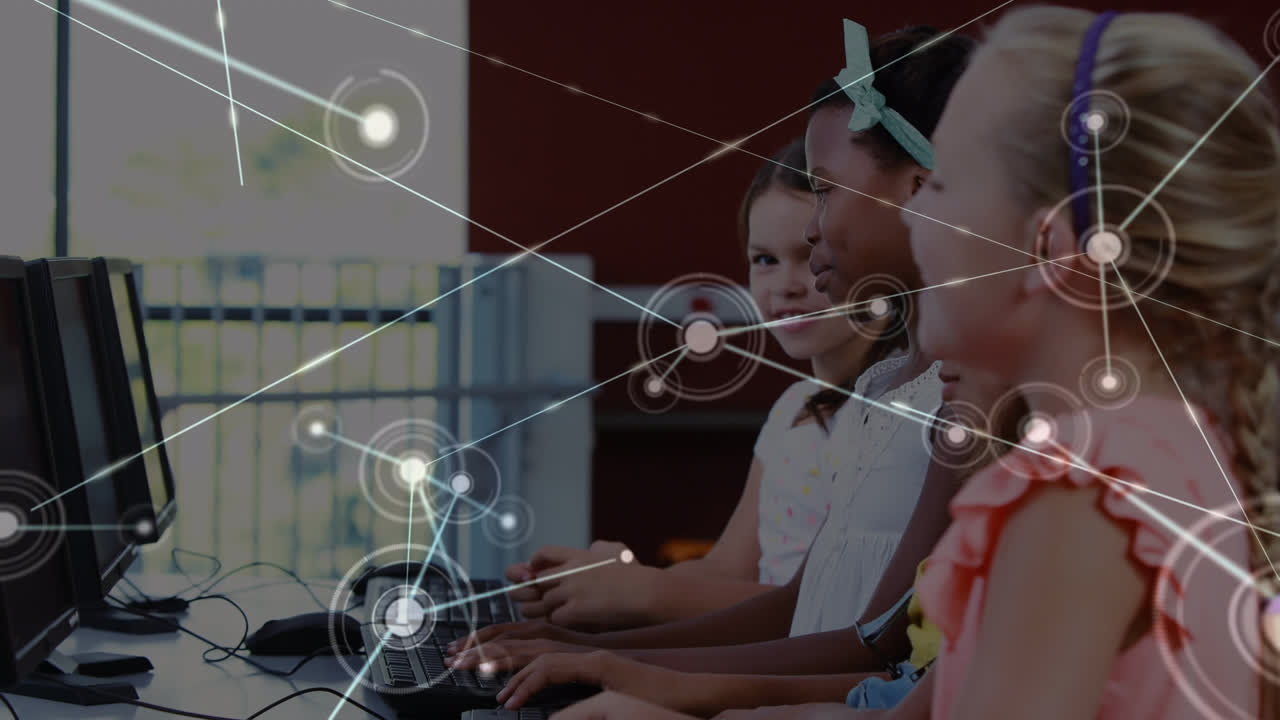 animación de una red de conexiones entre alumnos diversos y felices que utilizan computadoras en la escuela