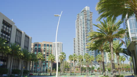 Blick-Auf-Die-Straße-Des-Wohnhochhauses-In-Der-Innenstadt-Von-San-Diego-In-Kalifornien-Gegen-Den-Blauen-Himmel