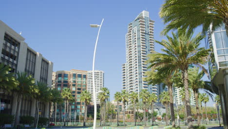 vista de la calle del edificio residencial de gran altura en el centro de san diego en california contra el cielo azul