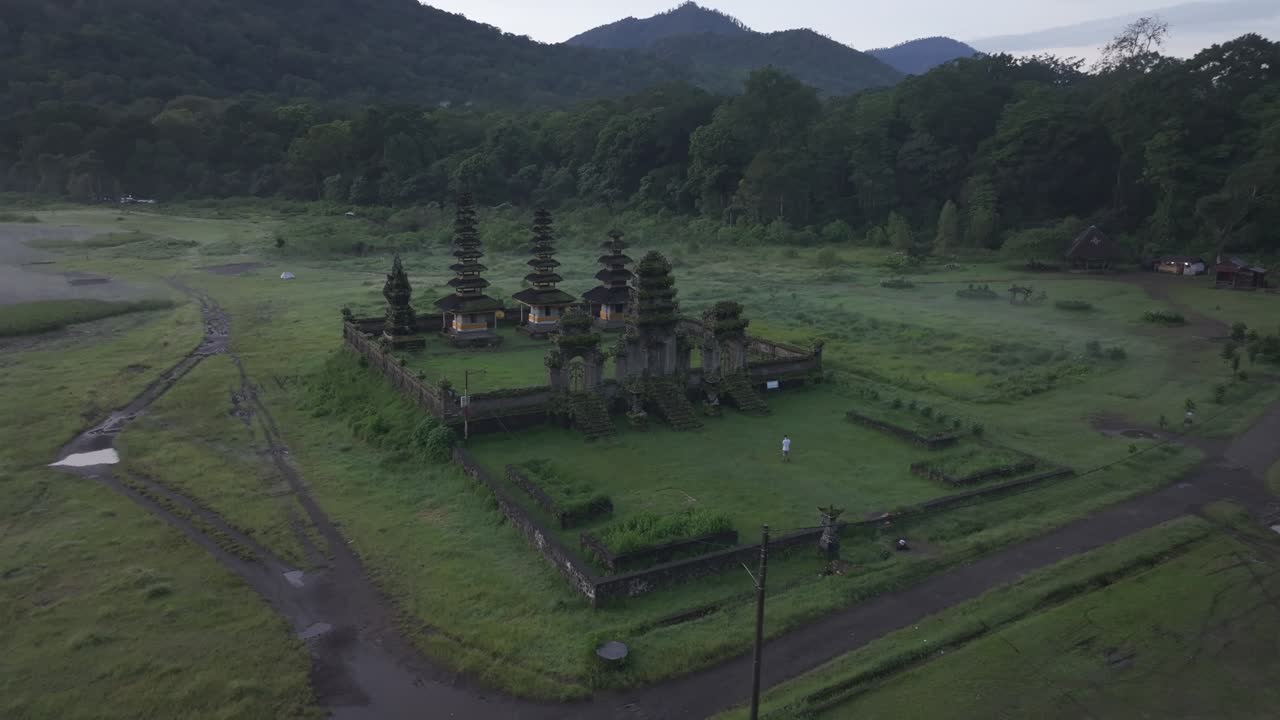 Solopgangståge over Pura Ulun Danu Tamblingan og grøn skov, Indonesien