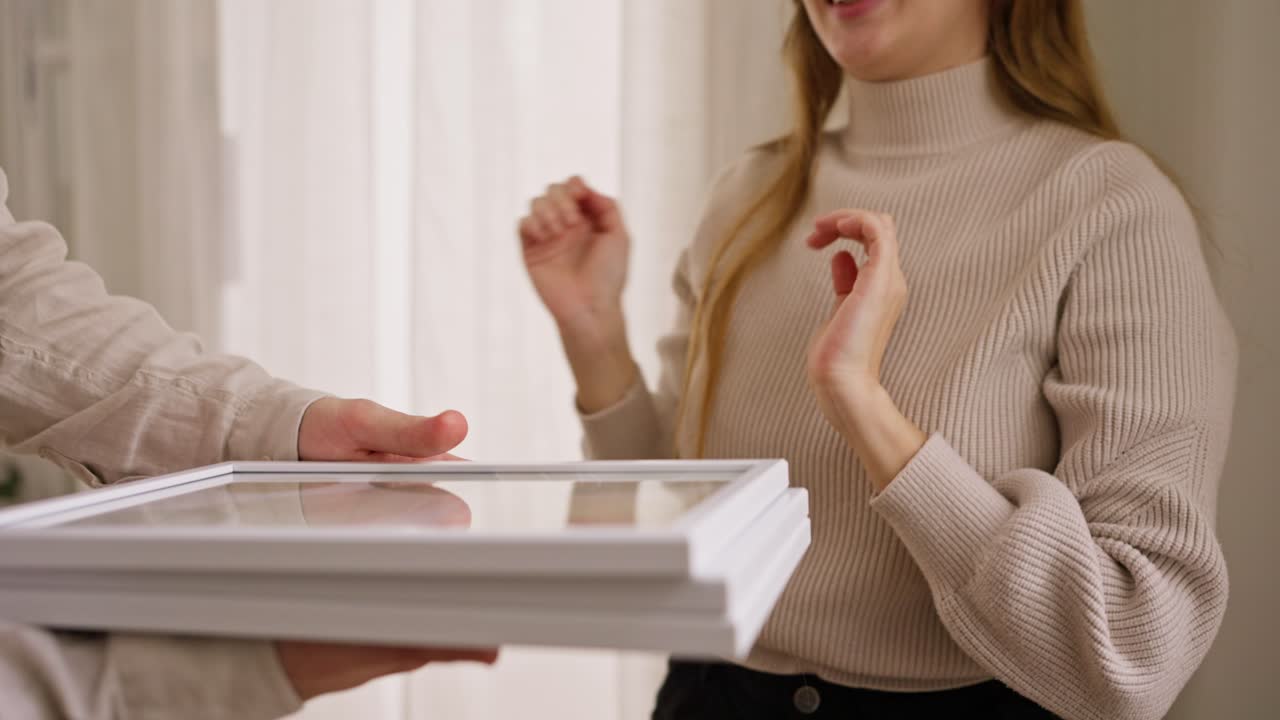dos personas discutiendo un marco fotográfico