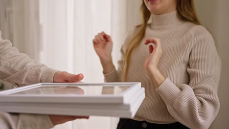 dos personas discutiendo un marco fotográfico