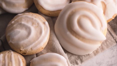 coockies with egg white cover