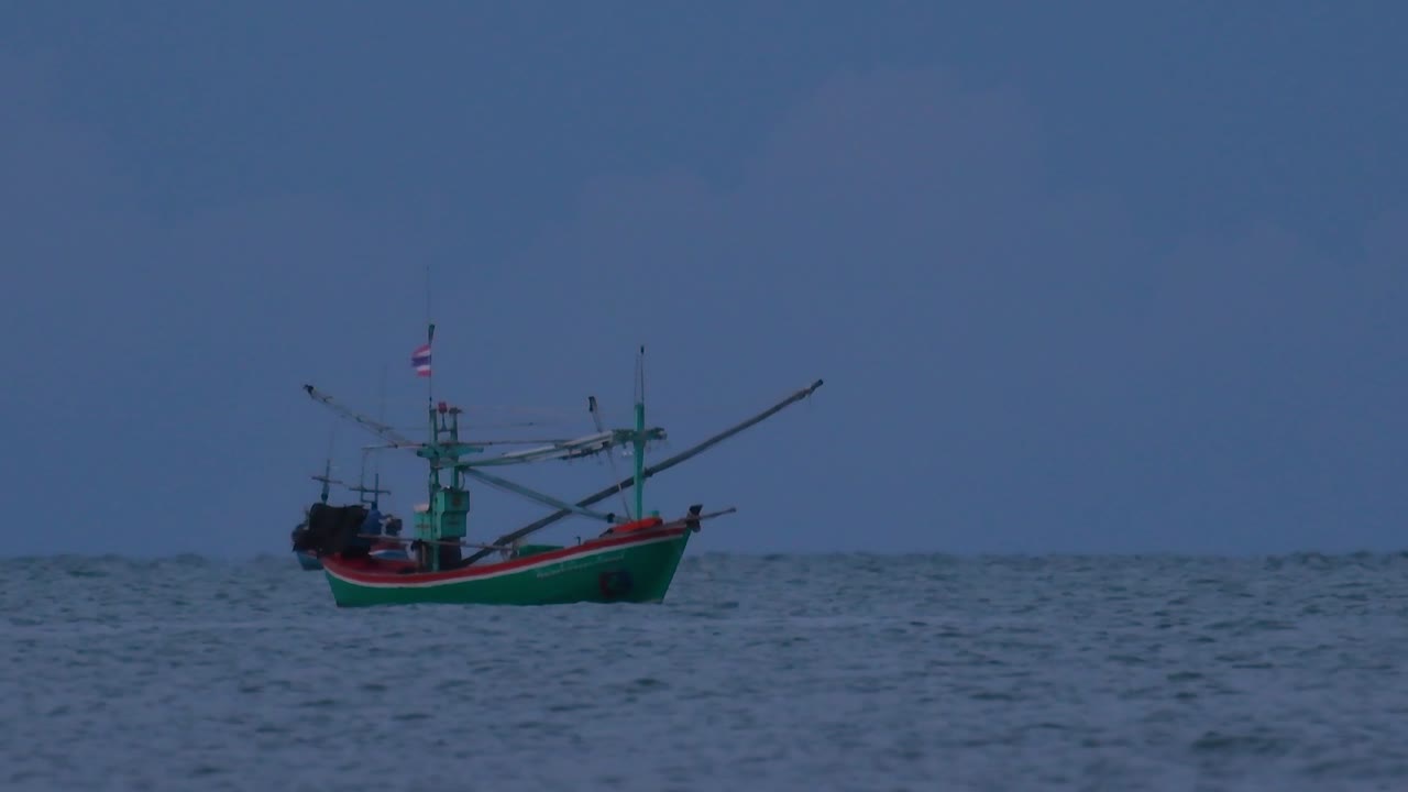 태국의 어선은 바다 한가운데서 어두워지기를 기다리며 초록불을 켜고 낚시를 시작하고 새우를 잡습니다.