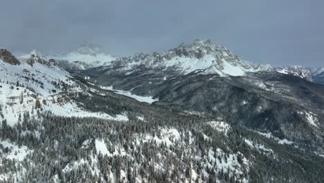 Amplia-Vista-Aérea-De-Drones-De-Montañas-Con-Nieve-En-Invierno