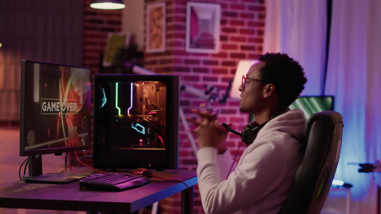 Uomo afroamericano che urla arrabbiato dopo aver perso un torneo online in streaming di un videogioco multiplayer sparatutto in prima persona