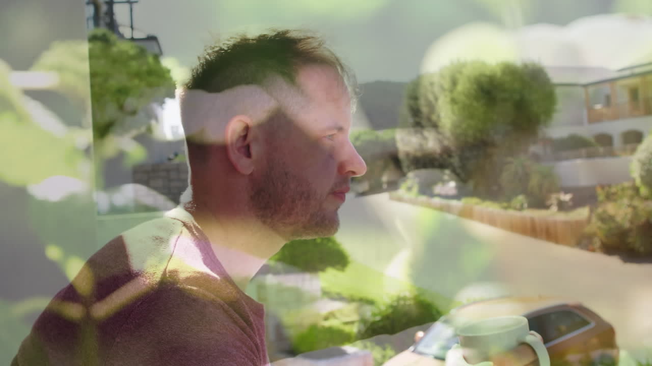 animación de las plantas sobre el hombre caucásico bebiendo café