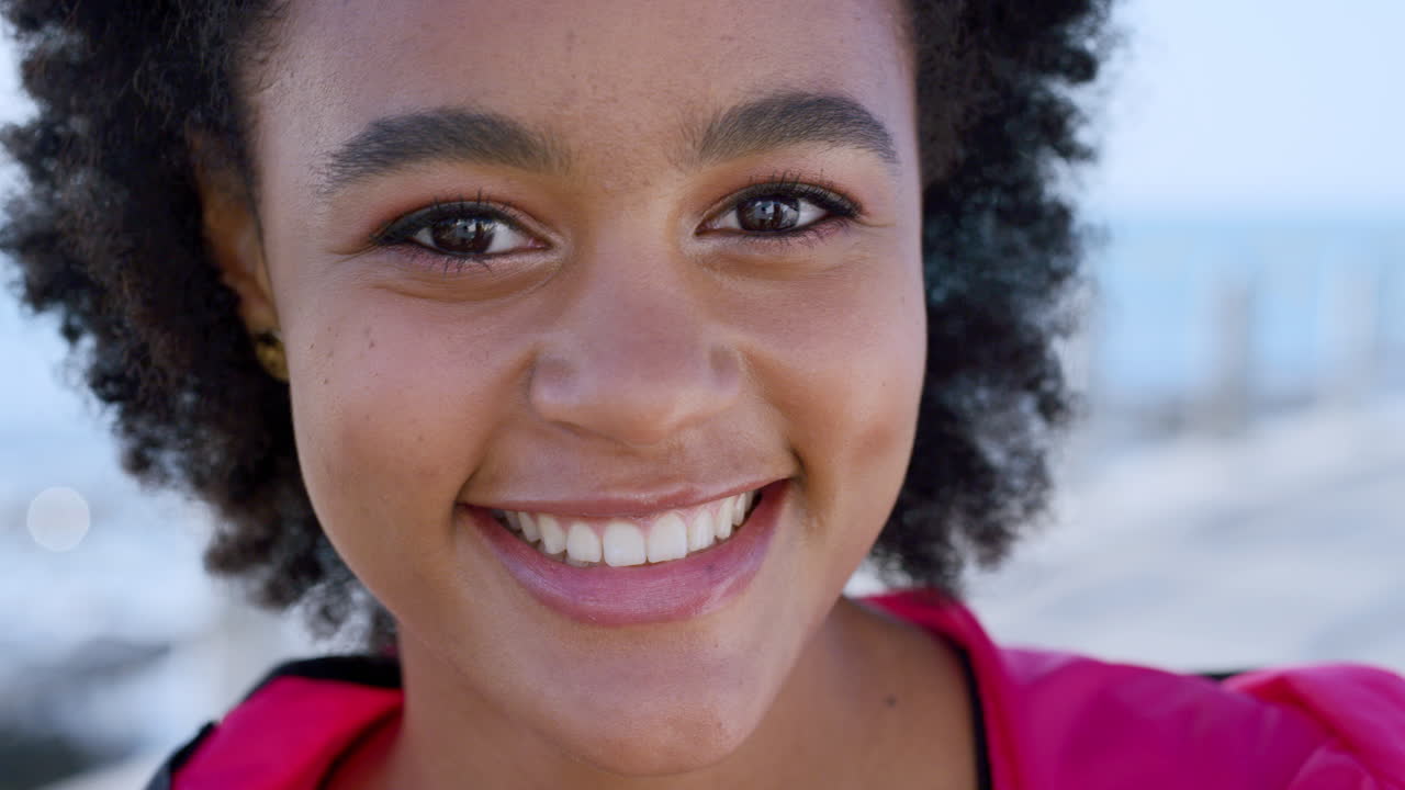 Mulher negra, rosto ou penteado afro na praia