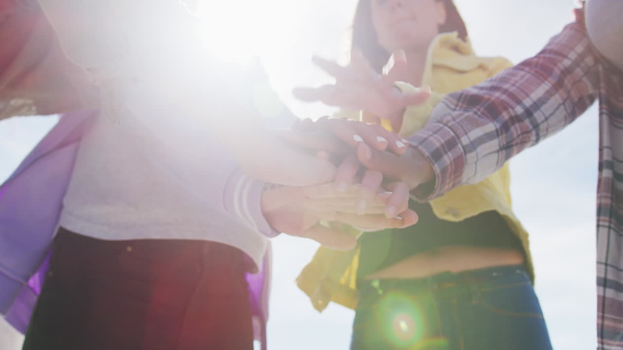 다양한 여성 친구들이 해변에서 팀을 이루고 있습니다.