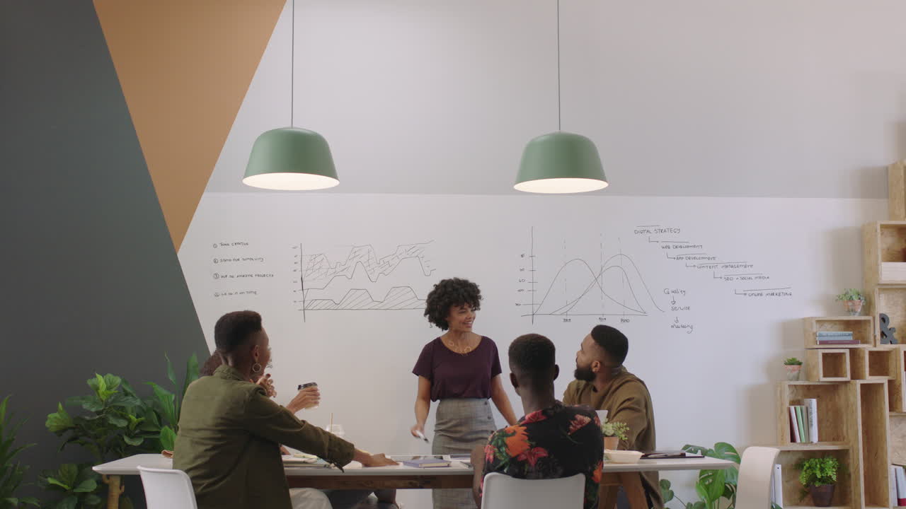 gente de negocios feliz celebrando el éxito disfrutando de la victoria corporativa líder del equipo mujer emocionada bailando divertido en la sala de reuniones presentación