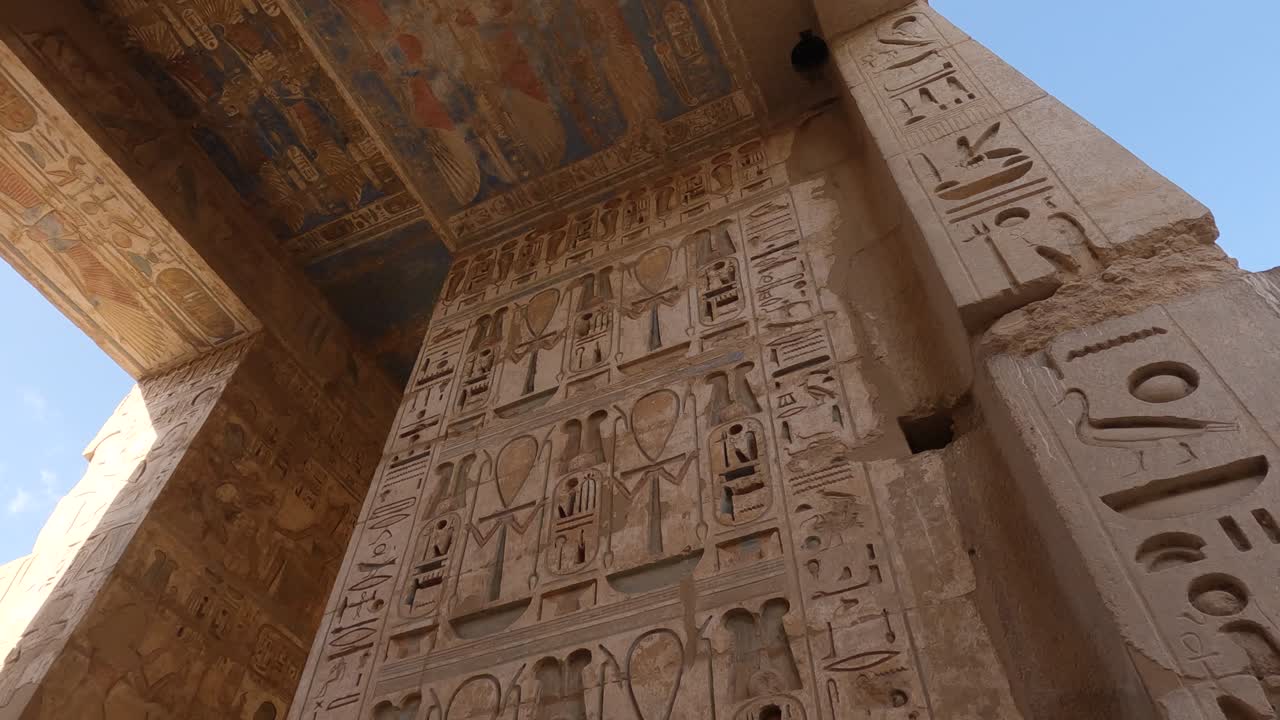 relieves de pared distintivos y arquitectura de los antiguos egipcios - medinet habu