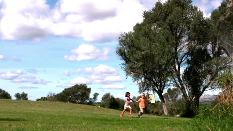 niña y niño corriendo con cometa