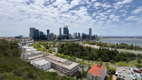 horizonte de la ciudad en perth durante el verano en australia occidental