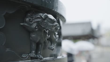 Primer-Plano-De-León-Grabado-En-El-Templo-Higashi-Hongan-ji,-Kyoto-Japón