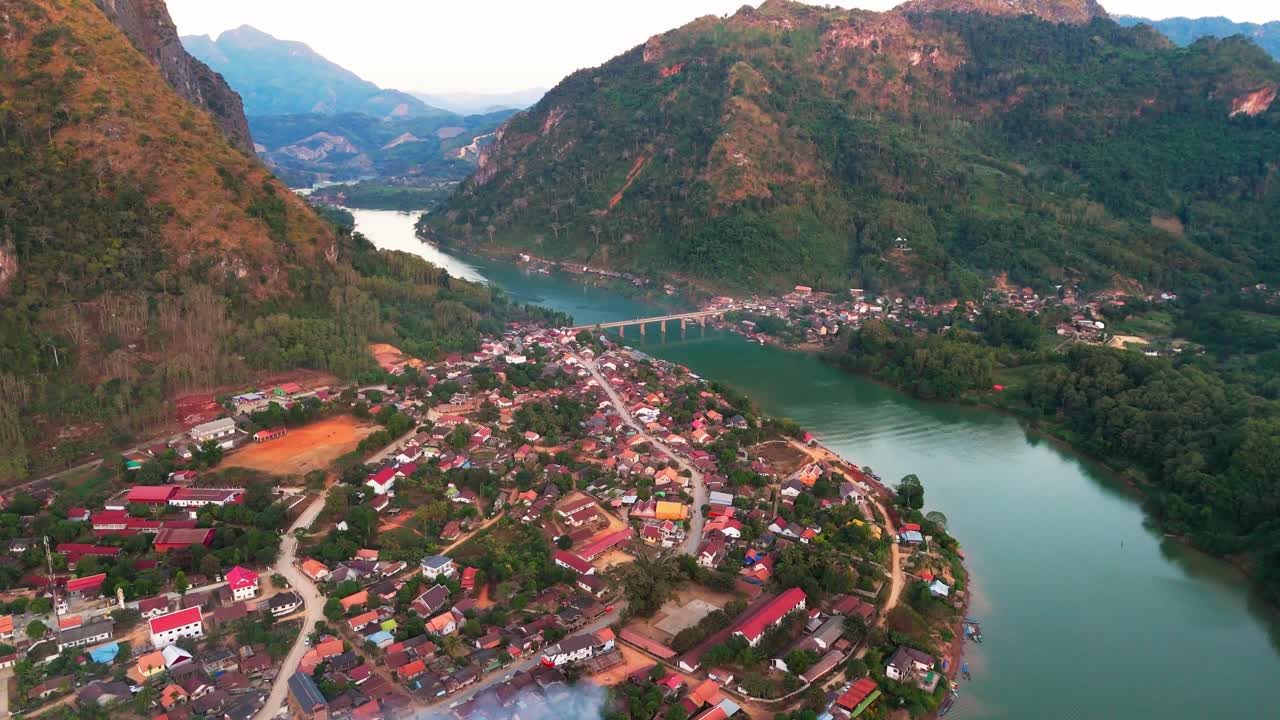 aerial al atardecer de la aldea de nong khiaw en la provincia de luang prabang del norte de laos en el río nam ou