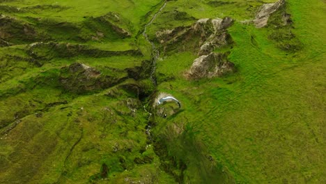 parapenteando sobre las verdes montañas