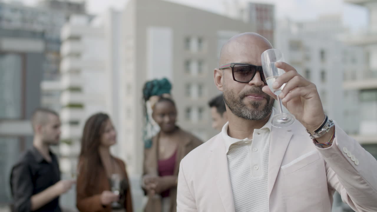 카메라에서 유리를 올리는 행복한 사업가의 전면 모습