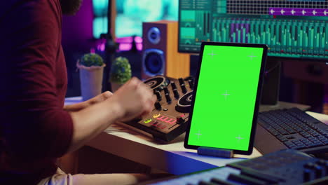 productor de música compositor mezclando melodías en la consola estéreo