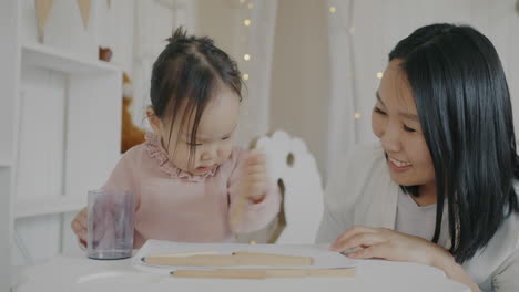 어머니와 딸이 함께 그림을 그리는 것