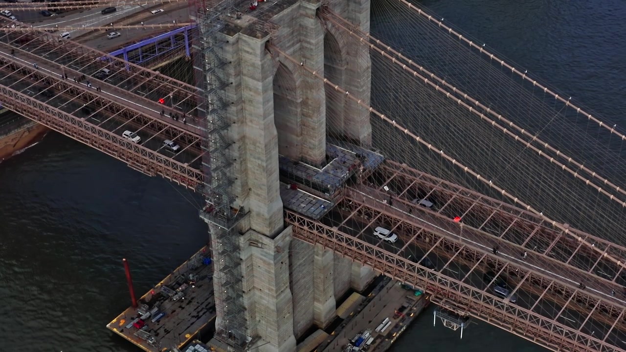 Lavori di costruzione del Ponte di Brooklyn visti sopra l'acqua a New York City