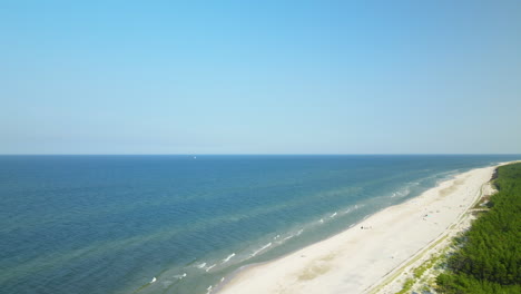 Ruhiges-Und-Wunderschönes-Türkisfarbenes-Meer-Und-Weißer-Sandstrand-In-Osetnik-Beach-Polen---Luftaufnahme