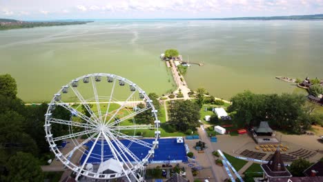 Keszthely-Balaton,-Strand,-Schiff,-Drohne,-Video,-Ungarn-Riesenrad