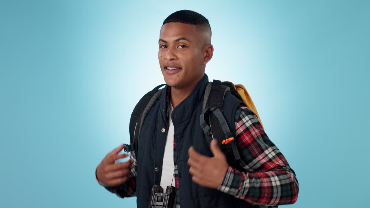 Homem negro, rosto e fazendo trilha com mochila