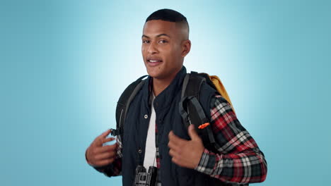 hombre negro, cara y senderismo con mochila