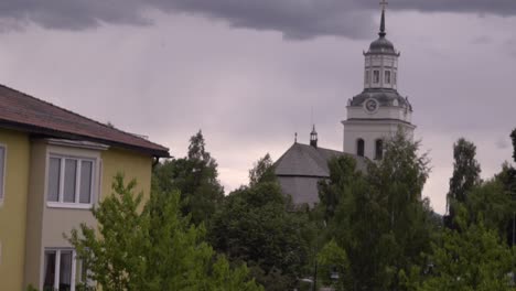 una iglesia tradicional en medio del pueblo de orsa en suecia