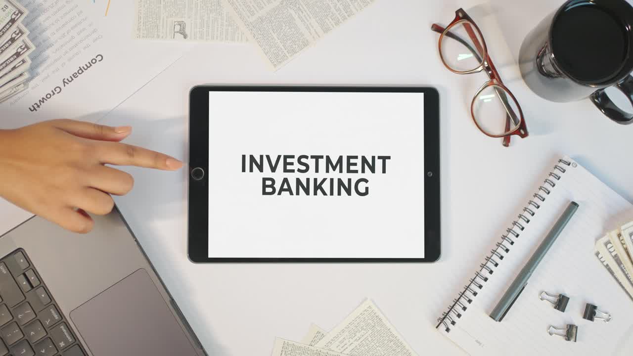 INVESTMENTBANKING ANGEZEIGT AUF EINEM TABLET-BILDSCHIRM