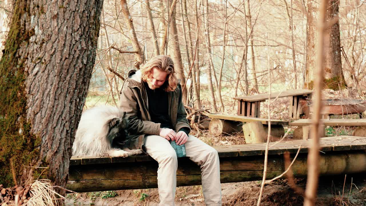 хозяин ласкает своего лучшего друга в любви