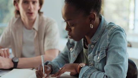 studenten, die zusammen studieren