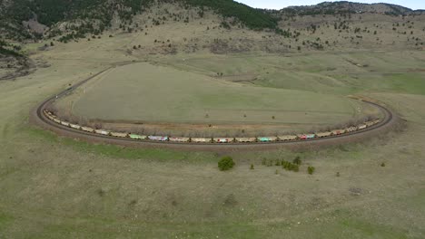 Alejamiento-Aéreo-Del-Tren-En-Vista-A-La-Montaña