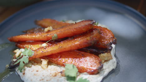 plato de zanahoria de hummus blanco de primer plano. cocina mediterránea verduras aperitivo
