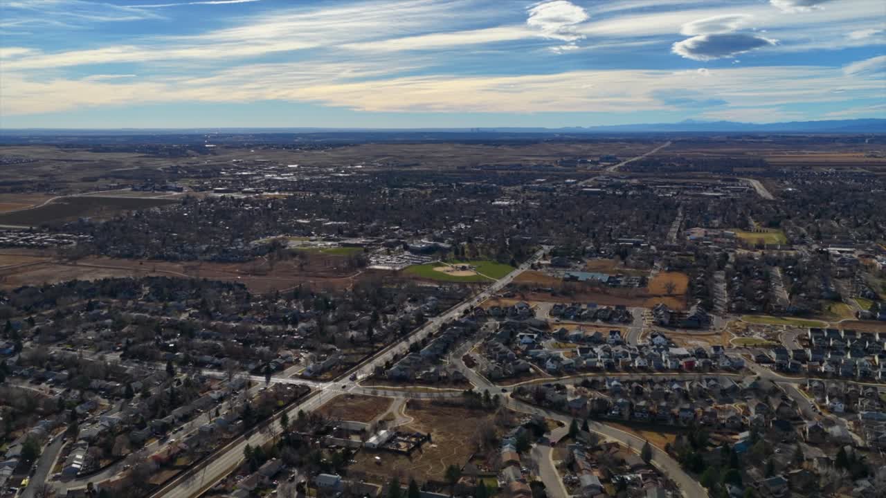 Lafayette Rec Center Cemetery Boulder County Erie Colorado luftfoto drone december vintermorgen Front Range foothills kvarter boliger solrig stor blå himmel fremad opadgående bevægelse