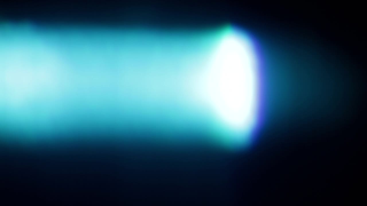 Riflessi astratti di bagliori di luce su vetro su sfondo nero