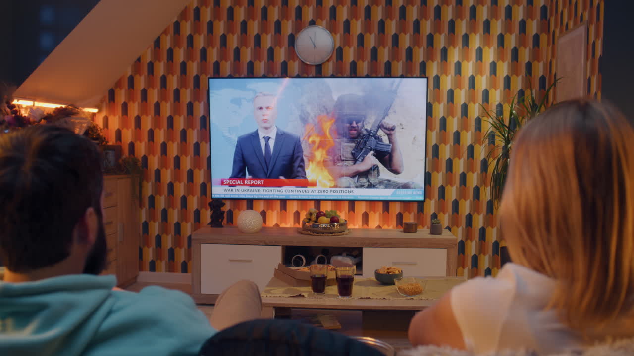 우크라이나 전쟁에 대한 뉴스를 보는 친구들