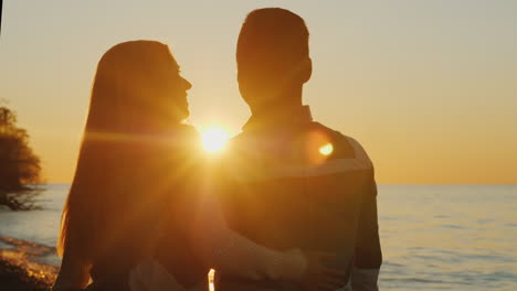 pareja joven al atardecer