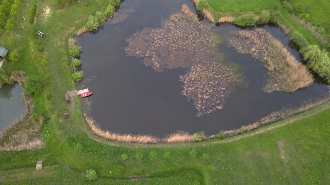 vista aérea de un pequeño lago sucio con un barco, transilvania, rumania