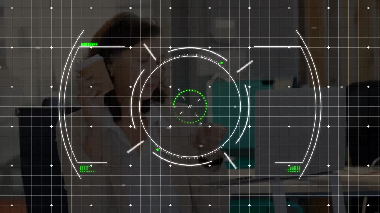 animación de escaneo de alcance y procesamiento de datos sobre una mujer de negocios hablando por teléfono