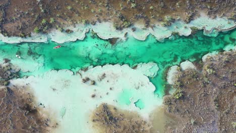 Vista-Aérea-De-Arriba-Hacia-Abajo-Del-Exótico-Cenote-Tropical-En-La-Región-Del-Lago-De-La-Laguna-Bacalar-En-Quintana-Roo,-México