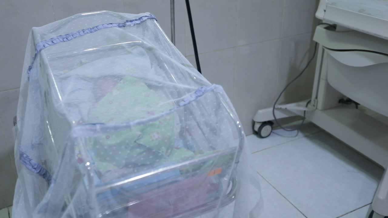 covid 19 바이러스 당시 신생아도 covid 19 바이러스를 나타내는 격리실에 격리되었습니다.